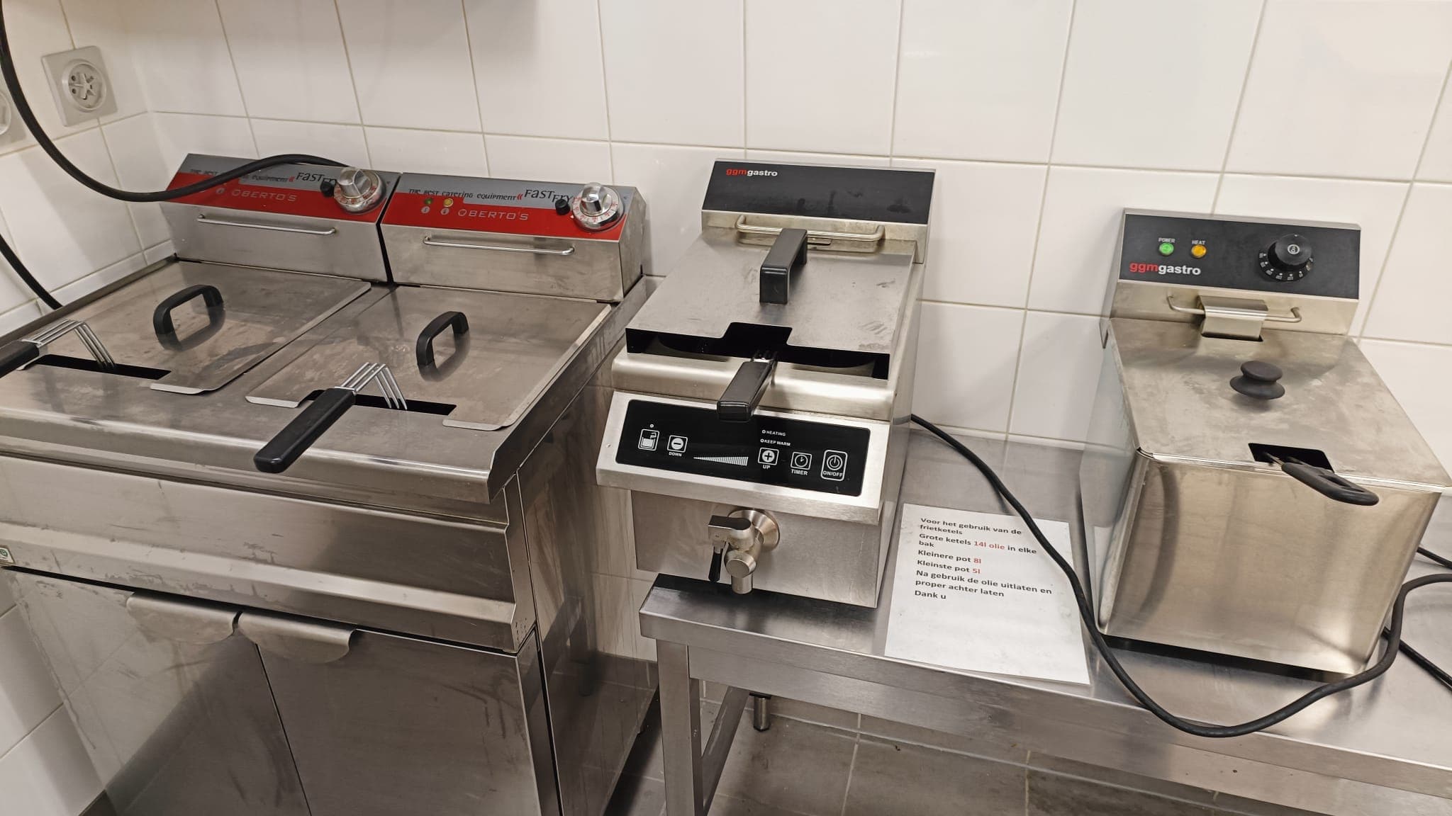 Vier friteuses naast elkaar op een werktafel