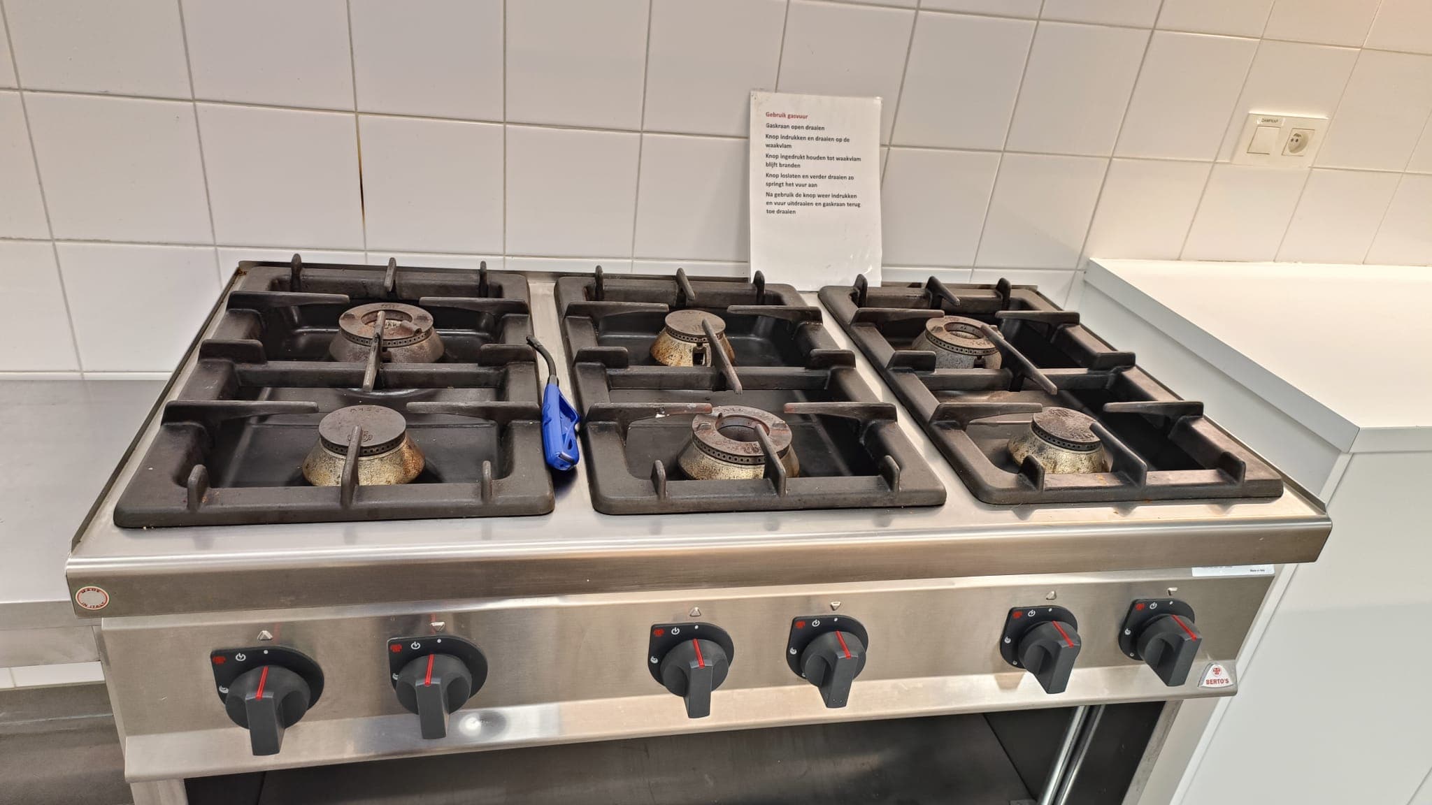 Professioneel gasfornuis met zes branders